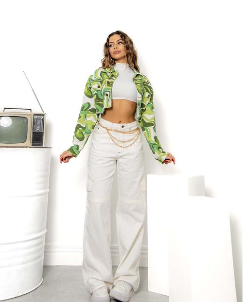 Jaqueta Feminina Cropped Oversize com Barra Desfiada  22525
 Estampado Verde