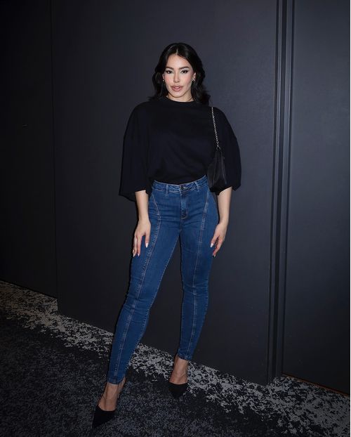 Calça Jeans Skinny Feminina Cintura Média Recorte Frontal 23177 Escura