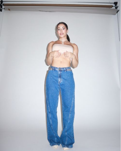 Calça Jeans Feminina Wide Leg Cut Out com Aplicação de Tachinhas 22599 Escura